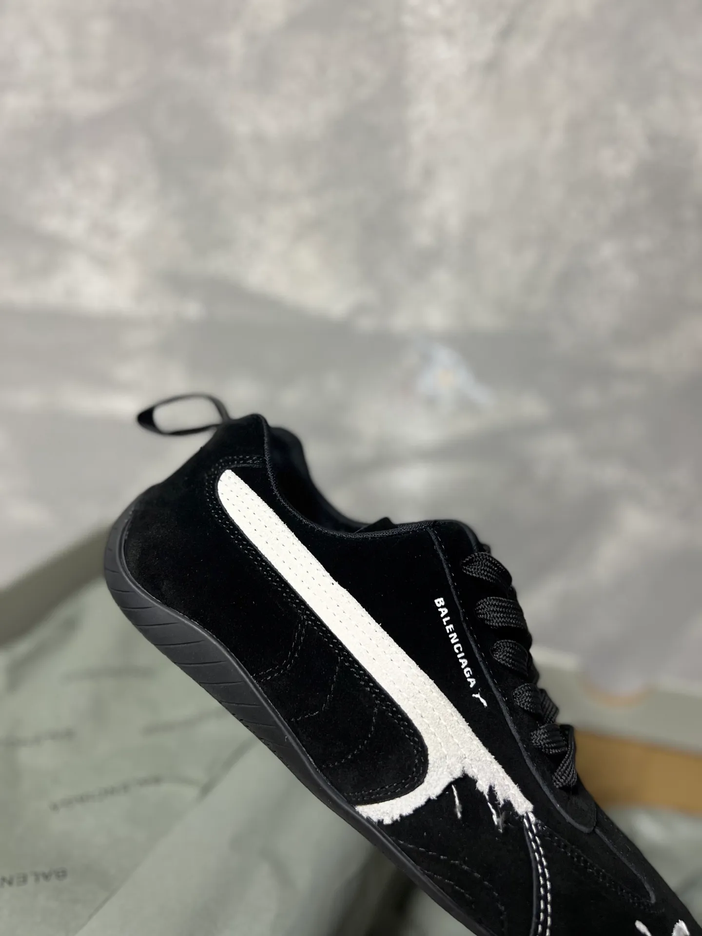 👟👟Ex-factory price 480👟👟 PUMA co-branded Balenciaga: Who knows! This pair of distressed and war-damaged Speedcats are so good-looking. The thin-soled sneakers have been upgraded to 2.0, which destroys the aesthetics of the street. More than half of the classic PUMA stripes on the side of the shoes have been "violently torn". The distressed treatment has a sense of ruined art, and it becomes the focus of the street in seconds! Hot stamping double logo + gold foil size mark on the heel, the details give a high-end feel Code number: 35-44 (45 customized)